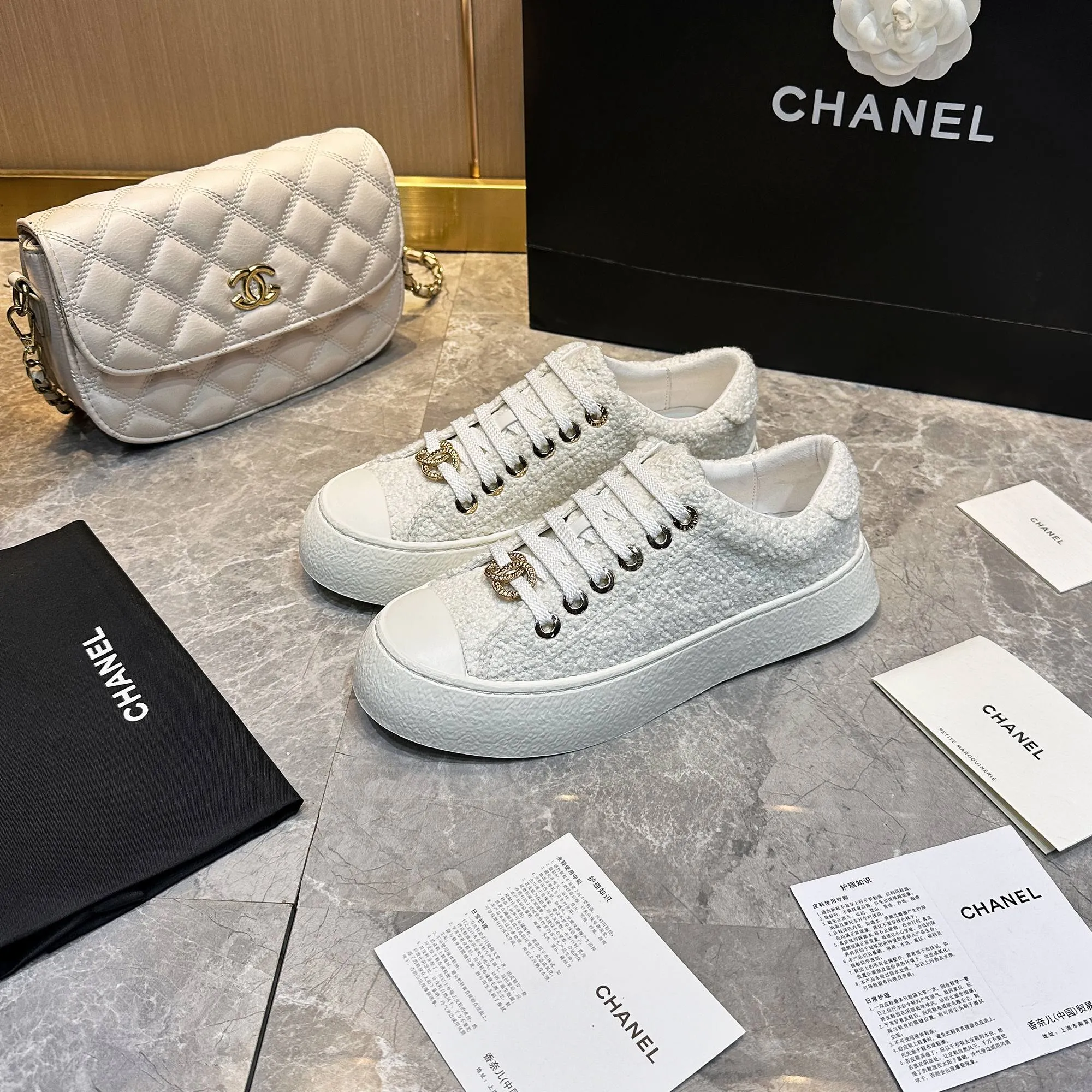 👟👟Ex-factory price 440👟👟 Chanel Chanel - 2024 counter top casual sports shoes This classic design; the upper is electro-embroidered with a variety of craftsmanship; the outsole is fashionable and sporty; it is extraordinary and incorporates a variety of color matching elements... The diversified mix and match is very good-looking and versatile, casual, fashionable, sports and outdoor can be taken into account... ꫛꫀꪝ Go➫ Material: ❶Upper made of: Original imported cowhide ❷Inside made of: original imported breathable sheepskin ❸Outsole based on: original TPU outsole Full set of boutique packaging for women 35–41